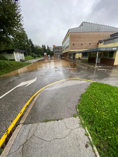 Voda zalila kleti matične šole in PŠ Bukovščica